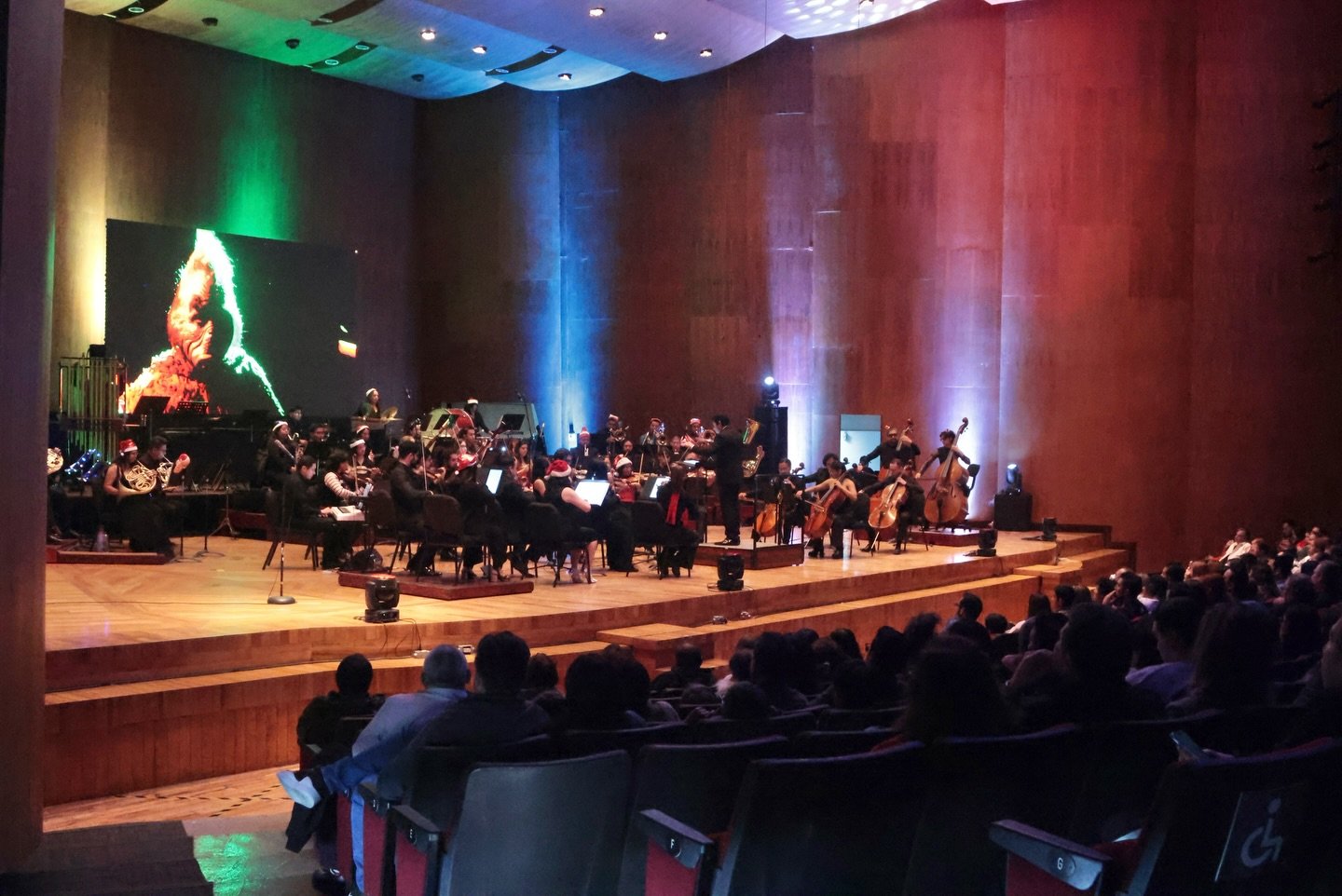 Orquesta durante un concierto de Seven Waves